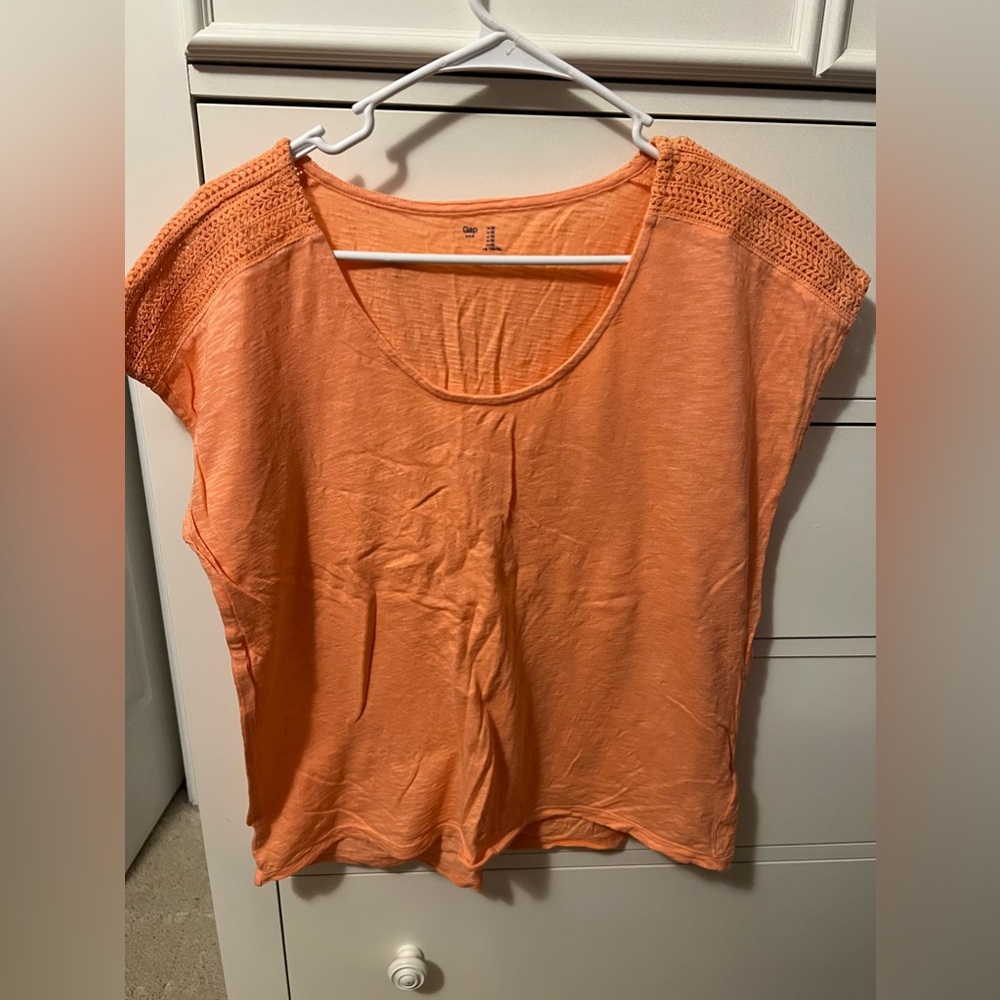 Women’s GAP shirt